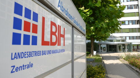 Schild vor einem Gebäude mit der Aufschrift: " LBIH Landesbetrieb Bau und Immobilien Zentrale"