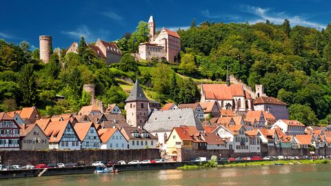 Eingebettet in eine reizvolle Landschaft liegt die mittelalterliche Burganlage Schloss Hirschhorn. Die mittelalterliche Burganlage Schloss Hirschhorn erstreckt sich auf einem Bergsporn oberhalb der Stadt Hirschhorn.