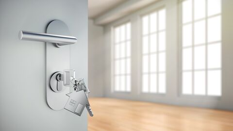 Im Rahmen des Standortmanagements veröffentlicht der LBIH regelmäßig Miet- und Kaufgesuche. Im Bild ist eine halboffene Tür zu sehen, die einen Blick in einen hellen lichtdurchfluteten Raum zulässt.