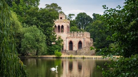 Mosburg am Weiher im Biebricher Schlosspark Wiesbaden  Im Bild ist die Mosburg im Schlosspark Biebrich zu sehen, die sich im Schlosspark-Weiher widerspiegelt.