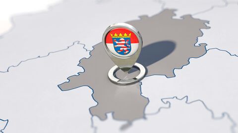 Navigationspin mit Hessen-Flagge steht auf einer Landkarte und zeigt auf das Bundesland Hessen