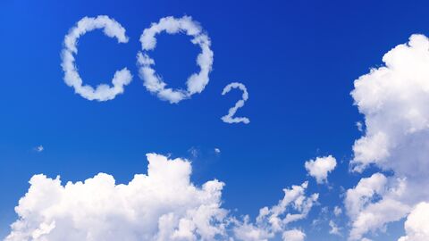 Seit 2008 hat sich der „CO2-Fußabdruck“ der hessischen Landesverwaltung kontinuierlich verkleinert. Das „CO2-Minderungs- und Energieeffizienzprogramm“ (COME) hat maßgeblich dazu beigetragen. Das Bild zeigt einen blauen Himmel mit weißen Wolken. Eine Wolke formt das Wort CO2, die Abkürzung für Kohlendioxid.