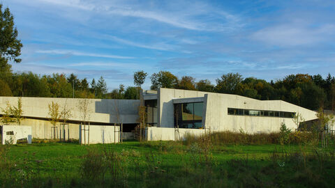Im Besucherzentrum „Zeit und Messel Welten“ können Besucher*innen „sinnbildlich die Erdschichten durchwandern“. Vom Bild des Ölschiefers, der hier abgebaut wurde, inspiriert: Das Besucherzentrum „Zeit und Messel Welten“.