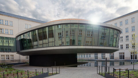 Die ovale Architektur des Elisabeth-Selbert-Saals im Herzen des modernisierten Bundessozialgerichts steht für eine freiheitliche Denk- und Lebensweise. Der Elisabeth-Selbert-Saal im Herzen des modernisierten Bundessozialgerichts steht mit seiner organischen Form im Kontrast zur 30er Jahre-Architektur des Altbaus.