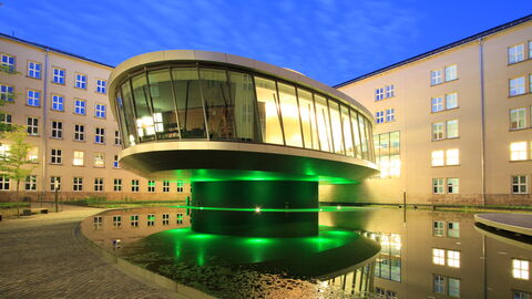 Die ovale Architektur des Elisabeth-Selbert-Saals im Herzen des modernisierten Bundessozialgerichts steht für eine freiheitliche Denk- und Lebensweise. Der Elisabeth-Selbert-Saal im Herzen des modernisierten Bundessozialgerichts steht mit seiner organischen Form im Kontrast zur 30er Jahre-Architektur des Altbaus.