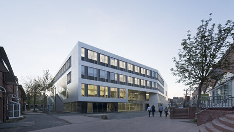 Das mit dem Deutschen Fassadenpreis für VHF 2015 ausgezeichnete Campus Center bildet das neue Herzstück der Universität Kassel. Das Campus Center der Universität Kassel ist ein viergeschossiger, homogener mit Aluminium verkleideter Bau.