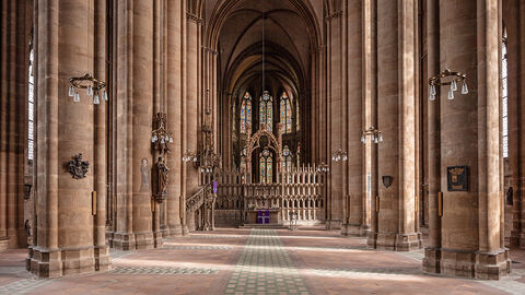 Der Innenraum der Elisabethkirche in Marburg wird restauriert. Dabei wird die ursprüngliche Farbigkeit des Kirchenraumes aus dem 13. Jahrhundert wiederhergestellt. Im Bild ist das Mittelschiff mit dem Blick auf den Lettener der Elisabethkirche in Marburg zu sehen.