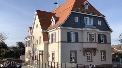 Saniertes Finanzamt in Fürth Gebäude an einer Strßaße