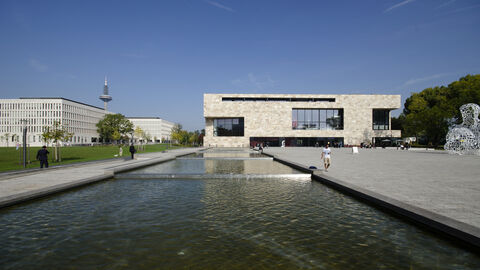 Auf dem Campus Westend stehen klare Baukörper in einem spannungsvollen Verhältnis zueinander und erzeugen Urbanität und Dichte.