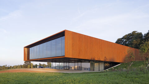 Das Keltenmuseum am Glauberg nach Plänen von Kadawittfeldarchitektur lädt ein zu einer Entdeckungsreise in die Zeit der Kelten am Glauberg vor 2400 Jahren. Das Keltenmuseum am Glauberg ist ein langgestreckter, rechteckiger Baukörper und scheint dem Berg zu entspringen. Das Museumsgebäude endet mit einer großen Fensterfront, so dass es wie ein riesiges Fernrohr wirkt, das auf die Grabstätte gerichtet ist.