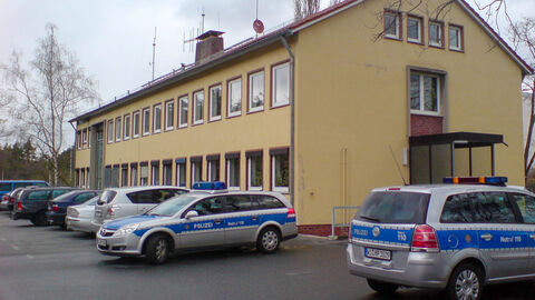 Polizeiautobahnstation Südhessen - Standort Pupinweg Polizeiautos auf einem Parkplatz vor einem Gebäude