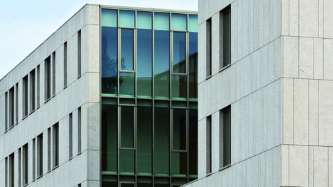 Funktional und bürgerfreundlich präsentiert sich der Neubau für das Oberlandesgericht und das 1. Polizeirevier. Im Bild ist der Neubau für das Oberlandesgericht und das 1. Polizeirevier in Darmstadt zu sehen. Der 5-geschossige Baukörper wird durch plastische Einschnitte, das Wegnehmen einzelner Volumen aus einem Quader, gegliedert.
