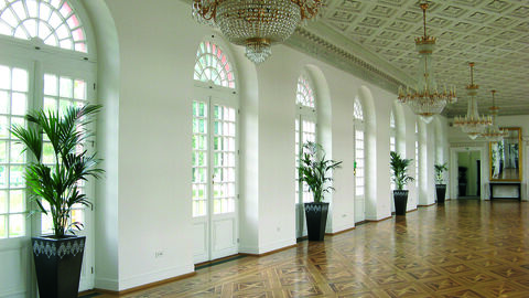 Ostgalerie im Schloss Biebrich Im Bild ist die Ostgalerie im Schloss Biebrich in Wiesbaden zu sehen. Der Raum ist mit bis zum Boden reichenden Rundfenstern ausgestattet.