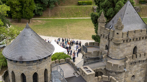 Blick vom Bergfried der Löwenburg im Bergpark Wilhelmshöhe auf die Eröffnungsfeier.