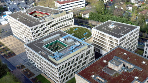 Gebäude für die Sprach- und Kulturwissenschaften Das neue Gebäude für die Sprach- und Kulturwissenschaften der Goethe-Universität aus der Vogelperspektive. Die Gestaltung der Fassade orientiert sich, wie alle Neubauten auf dem Campus Westend, an der Natursteinfassade des denkmalgeschützten I.G.-Farben-Gebäudes.