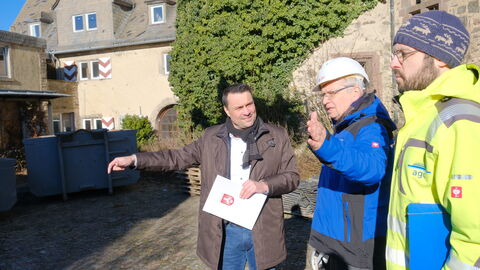 Der Rückbau des Wirtschaftsgebäudes hat begonnen.