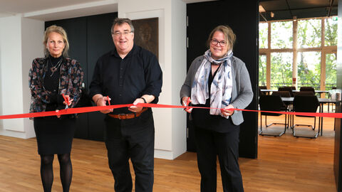Architektin Anna Plomer, Regierungspräsident Mark Weinmeister und Pia Schubert-Neukäter (kommissarische Bereichsleiterin Landesbau der Niederlassung Nord).  Architektin Anna Plomer, Regierungspräsident Mark Weinmeister und Pia Schubert-Neukäter (kommissarische Bereichsleiterin Landesbau der Niederlassung Nord).