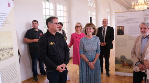 Eike Schwarz und Stella Junker (von links) führten als Kurator:innen durch die neue Ausstellung zum Schlosspark Biebrich und zu Friedrich Ludwig von Sckell. Eike Schwarz und Stella Junker (von links) führten als Kurator:innen durch die neue Ausstellung zum Schlosspark Biebrich und zu Friedrich Ludwig von Sckell.