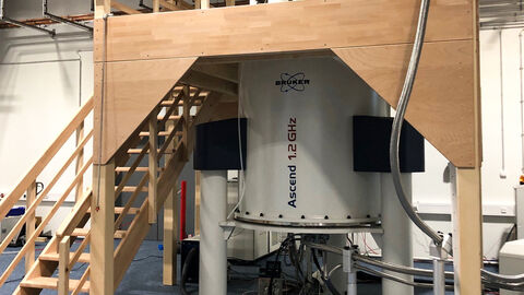 Blick auf den 1,2 GHz-NMR-Spektrometers an der Goethe-Universität Frankfurt