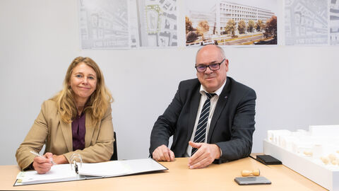 Sandra Arendt, zuständig für den Bereich öffentlicher Hochbau der HOCHTIEF PPP Solutions GmbH, und Thomas Platte, Direktor des Landesbetriebs Bau und Immobilien Hessen, haben gestern in Wiesbaden den Vertrag über die Öffentlich-private Kooperation für den Bau von zwei neuen Gebäuden für das Justizzentrum an der Konstablerwache in Frankfurt am Main unterschrieben. Sandra Arendt, zuständig für den Bereich öffentlicher Hochbau der HOCHTIEF PPP Solutions GmbH, und Thomas Platte, Direktor des Landesbetriebs Bau und Immobilien Hessen, haben gestern in Wiesbaden den Vertrag über die Öffentlich-private Kooperation für den Bau von zwei neuen Gebäuden für das Justizzentrum an der Konstablerwache in Frankfurt am Main unterschrieben.