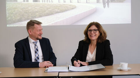 Jörg Puzicha (HOCHTIEF PPP Solutions GmbH) und Patricia Wendland, Geschäftsbereichsleiterin Transaktionsmanagement im LBIH, unterzeichneten den Kooperationsvertrag. (Foto: © LBIH) Jörg Puzicha (HOCHTIEF PPP Solutions GmbH) und Patricia Wendland, Geschäftsbereichsleiterin Transaktionsmanagement im LBIH, unterzeichneten den Kooperationsvertrag. (Foto: © LBIH)