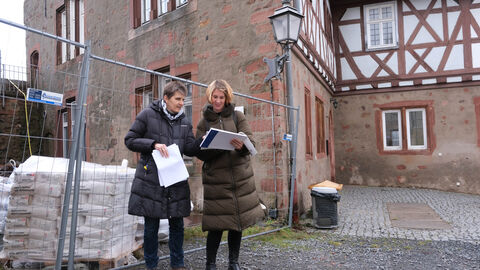 : Dr. Anja Dötsch (Staatliche Schlösser und Gärten Hessen, links) und Projektmanagerin Susanne Ritter vom Landesbetrieb Bau und Immobilien Hessen (LBIH) haben die nächsten Sanierungsschritte auf Veste Otzberg vorgestellt. 