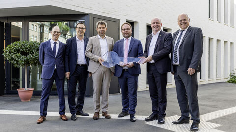 Schlüsselübergabe bei der Einweihung des Forschungsneubaus für das Deutsche Dokumentationszentrum für Kunstgeschichte - Bildarchiv Foto Marburg (DDK) an der Philipps-Universität mit (von links nach rechts) DDK-Direktor Prof. Dr. Hubert Locher, MdB  Sören Bartol, Universitätspräsident Prof. Dr. Thomas Nauss, Wissenschaftsminister Timon Gremmels, Finanzstaatssekretär Uwe Becker und LBIH-Direktor Thomas Platte.  Foto: © Bildarchiv Foto Marburg/ Christian Stein Schlüsselübergabe bei der Einweihung des Forschungsneubaus für das Deutsche Dokumentationszentrum für Kunstgeschichte - Bildarchiv Foto Marburg (DDK) an der Philipps-Universität mit (von links nach rechts) DDK-Direktor Prof. Dr. Hubert Locher, MdB  Sören Bartol, Universitätspräsident Prof. Dr. Thomas Nauss, Wissenschaftsminister Timon Gremmels, Finanzstaatssekretär Uwe Becker und LBIH-Direktor Thomas Platte.  Foto: © Bildarchiv Foto Marburg/ Christian Stein