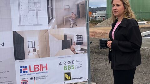 Projetleiterin Lisa Kaiser (LBIH) erläutert die Maßnahme