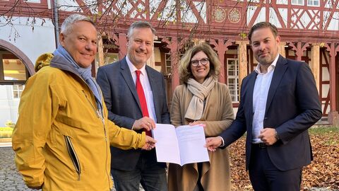 Im Bild sind Landrat Sandro Zehner, Patricia Wendland (zuständige Geschäftsbereichsleiterin für das Transaktionsmanagement im LBIH), Bürgermeister und Kurdirektor Markus Oberndörfer, Ditmar Joest (Geschäfsführer kwb) zu sehen. Sie halten die Absichtserklärung in den Händen.