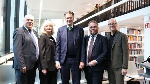 Gruppenfoto von Thomas Platte (Direktor des Landesbetriebes Bau und Immobilien Hessen), Claudia Martin-Konle (Ltd. Bibliotheksdirektorin), Dr. Sven Schoeller (Oberbürgermeister der Stadt Kassel), Timon Gremmels (Hessischer Minister für Wissenschaft und Forschung, Kunst und Kultur), Dr. Oliver Fromm (Kanzler der Universität Kassel) bei der Teileröffnung der Muhardschen Biliothek in Kassel.