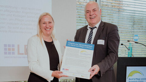Die Hessische Ministerin für Familie, Senioren, Sport, Gesundheit und Pflege Diana Stolz übergibt LBIH-Direktor Thomas Platte die Charta "Beruf & Pflege vereinbaren". Die Hessische Ministerin für Familie, Senioren, Sport, Gesundheit und Pflege Diana Stolz übergibt LBIH-Direktor Thomas Platte die Charta "Beruf & Pflege vereinbaren".