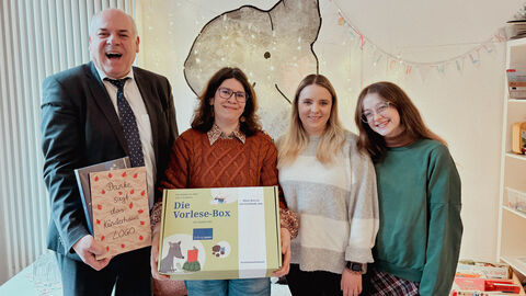 „Aus sozialer und gesellschaftlicher Verantwortung“ – LBIH nimmt am bundesweiten Vorlesetag teil  LBIH-Direktor Thomas Platte überreicht dem Kinderlaus Logo eine Vorlesebox.