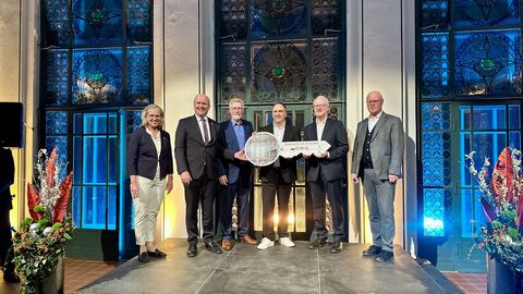 Die Vertreterin des Direktors des Landesbetriebs Bau und Immobilien Hessen, Petra Zellner,  bei der Schlüsselübergabe Badehaus 2 im Sprudelhof in Bad Nauheim. Die Vertreterin des Direktors des Landesbetriebs Bau und Immobilien Hessen, Petra Zellner,  bei der Schlüsselübergabe Badehaus 2 im Sprudelhof in Bad Nauheim.