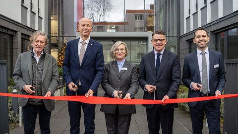 v.l.n.r.: Eigentümer Andrzej Lyson, Bildungsminister Armin Schwarz, Leiterin des Staatlichen Schulamts Evelin Spyra, Ministerpräsident Boris Rhein, Carsten Mergenthaler von der Lehrkräfteakademie.