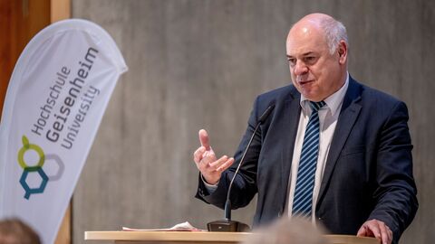 Direktor Thomas Platte bei der Einweihung des Hörsaalgebäudes der Hochschule Geisenheim.