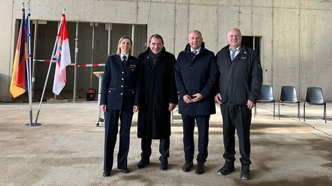 Zu sehen sind (von links nach rechts) Dr. Susanne Stewen (Polizeivizepräsidentin Polizeipräsidium Westhessen), Hessens Finanzminister Professor Dr. R. Alexander Lorz und Innenminister Professor Dr. Roman Poseck sowie Thomas Platte (Direktor Landesbetrieb Bau und Immobilien Hessen). Zu sehen sind (von links nach rechts) Dr. Susanne Stewen (Polizeivizepräsidentin Polizeipräsidium Westhessen), Hessens Finanzminister Professor Dr. R. Alexander Lorz und Innenminister Professor Dr. Roman Poseck sowie Thomas Platte (Direktor Landesbetrieb Bau und Immobilien Hessen).