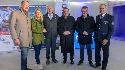 Von links nach rechts sind zu sehen Peter Coenen (Geschäftsführer Hochtief PPP Solutions GmbH), Anna-Maria Schölch, (Landtagsabgeordnete für den Wahlkreis Kassel-Land II), Thomas Platte (Direktor des LBIH), Prof. Dr. R. Alexander Lorz (Staatsminister), Frank von der Au (Präsident Hessisches Polizeipräsidium für Technik), Malte Neutzler (Präsident Hessisches Polizeipräsidium Einsatz). Im Bild sind von links nach rechts zu sehen: Peter Coenen (Geschäftsführer Hochtief PPP Solutions GmbH), Anna-Maria Schölch, (Landtagsabgeordnete für den Wahlkreis Kassel-Land II), Thomas Platte (Direktor des LBIH), Prof. Dr. R. Alexander Lorz (Staatsminister), Frank von der Au (Präsident Hessisches Polizeipräsidium für Technik), Malte Neutzler (Präsident Hessisches Polizeipräsidium Einsatz).