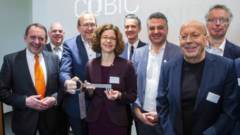 Im Bild sind folgende Personen mit dem Übergabeschlüssel zu sehen (v.l.n.r): Hessens Finanzminister Professor Dr. R. Alexander Lorz, LBIH-Direktor Thomas Platte, Goethe-Universitätspräsident Professor Dr. Enrico Schleiff, MPIEA-Direktorin Professorin Dr. Melanie Wald-Fuhrmann, MPG-Vizepräsident Professor Dr. Christian Doeller, CoBIC-Direktor Dr. Christian Kell und ESI-Direktor Professor Dr. Dr. h.c. Lothar Willmitzer.