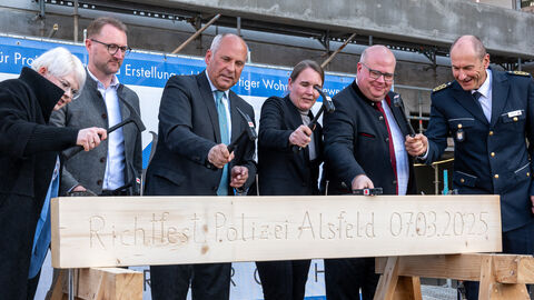 Innenminister Roman Poseck u.a. mit Polizeipräsident Michael Tegethoff, Landtagsabgeordnete Jennifer Gießler und Bürgermeister Ralf Becker Innenminister Roman Poseck u.a. mit Polizeipräsident Michael Tegethoff, Landtagsabgeordnete Jennifer Gießler und Bürgermeister Ralf Becker