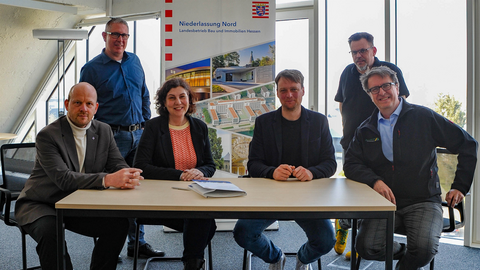 Freuen sich über die Vertragsunterzeichnung (v.l.n.r.): Leonhard Lemke (Kommissarischer LBIH-Niederlassungsleiter der NL Nord), Michael Grosch (Jurist in der NL Nord), Tanja Landau (Bereichsleiterin Gebäudemanagement NL Nord), Knut Stolle (Vorstand DJH-Landesverband Hessen e.V.), Sascha Forderung (DJH - kommissarische Hausleitung), Dr. Klaus Becker (Vorstand DJH-Landesverbandes Hessen e.V.).
