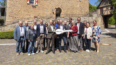 LBIH überreicht Schlüssel an DJH für Betrieb auf Burg Hessenstein