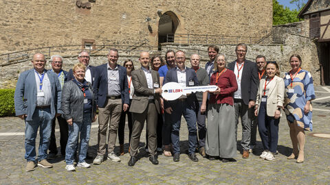 LBIH überreicht Schlüssel an DJH für Betrieb auf Burg Hessenstein