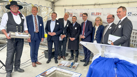 Vertreterinnen und Vertreter von Stadt, Land und dem Unternehmen Hochtief nahmen an den Feierlichkeiten anlässlich der Grundsteinlegung für die neuen Gebäude am Justizstandort in Frankfurt am Main teil.