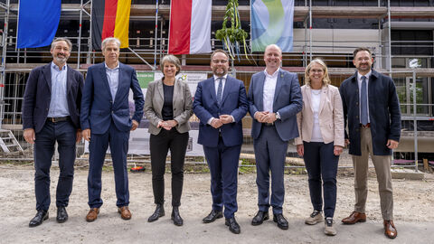 Beim Richtfest des VITA-Gebäudes (v.l.n.r.): Johannes Löbbert, Prof. Dr. Hans Reiner Schultz, Prof. Dr. Annette Reineke, Timon Gremmels, Uwe Becker, Petra Zellner, Christian Aßmann. Vor dem Rohbau des VITA-Gebäudes, an dem vier Flaggen hängen, stehen (v.l.n.r.): Vertreter des LBIH, Prof. Dr. Hans Reiner Schultz, Prof. Dr. Annette Reineke, Timon Gremmels, Uwe Becker, Petra Zellner, Christian Aßmann.