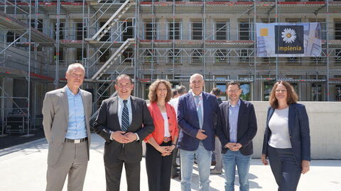 Vor dem Neubau des Finanzamts Dieburg steht eine 6-köpfige Gruppe, unter anderem mit Finanzminister Professor Dr. R. Alexander Lorz, LBIH-Direktor Thomas Platte und Oberfinanzpräsidentin Konstanze Bepperling.
