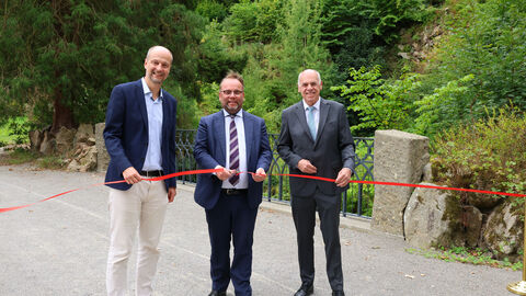 Dr. Justus Lange (ständige Vertretung der Museumsdirektion Hessen Kassel Heritage), Kunst- und Kulturminister Timon Gremmels sowie der Direktor des Landesbetriebs Bau und Immobilien Hessen Thomas Platte weihen die Brücke am Neuen Wasserfall ein.