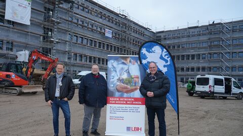 Nach nur vier Monaten Bauzeit steht in der Lufthansastraße 9 schon das fünfgeschossige Gebäude für zwei Abteilungen des Regierungspräsidiums Gießen (v.l.): Daniel Beitlich (Geschäftsführer, Revikon GmbH), Hartmut Jegodzinski (Leiter der Niederlassung Mitte, Landesbetrieb Bau und Immobilien Hessen) und Regierungspräsident Dr. Christoph Ullrich.