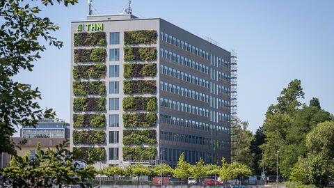 Grüne Fassade am sanierten Hochhaus C10 der THM