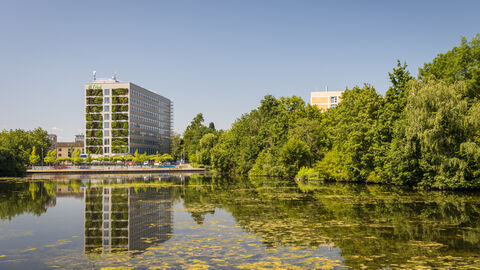 Grüne Fassade am sanierten Hochhaus C10 der THM