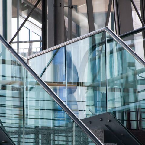 Treppen Treppen mit Metallhandlauf und Glasverkleidung